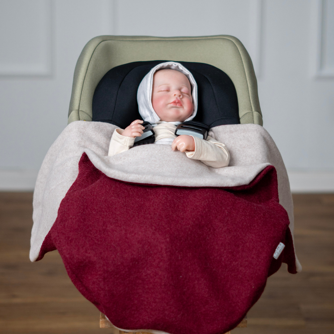 Einschlagdecke aus Wollwalk für Babyschale – warm, sicher & bequem, ideal ab Geburt - brombeere
