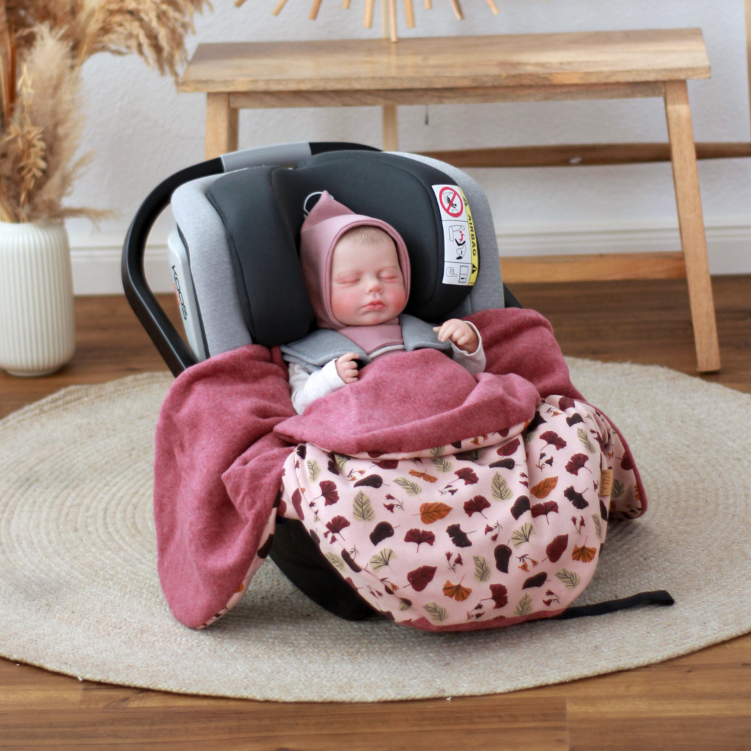 Einschlagdecke für Babyschale – warm, sicher & bequem, ideal ab Geburt - rosa Blätter