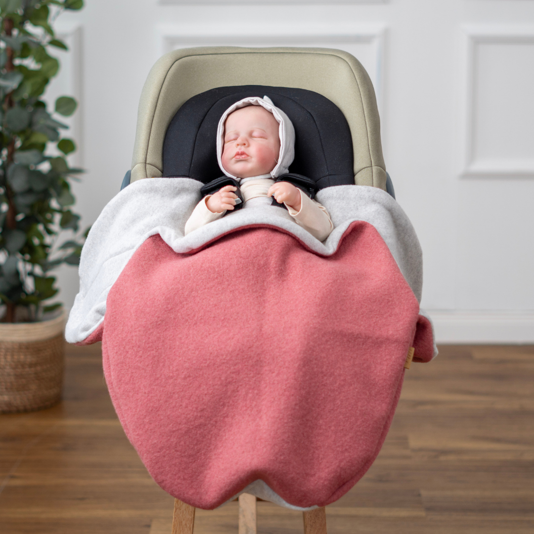 Einschlagdecke aus Wollwalk für Babyschale – warm, sicher & bequem, ideal ab Geburt - rosewood