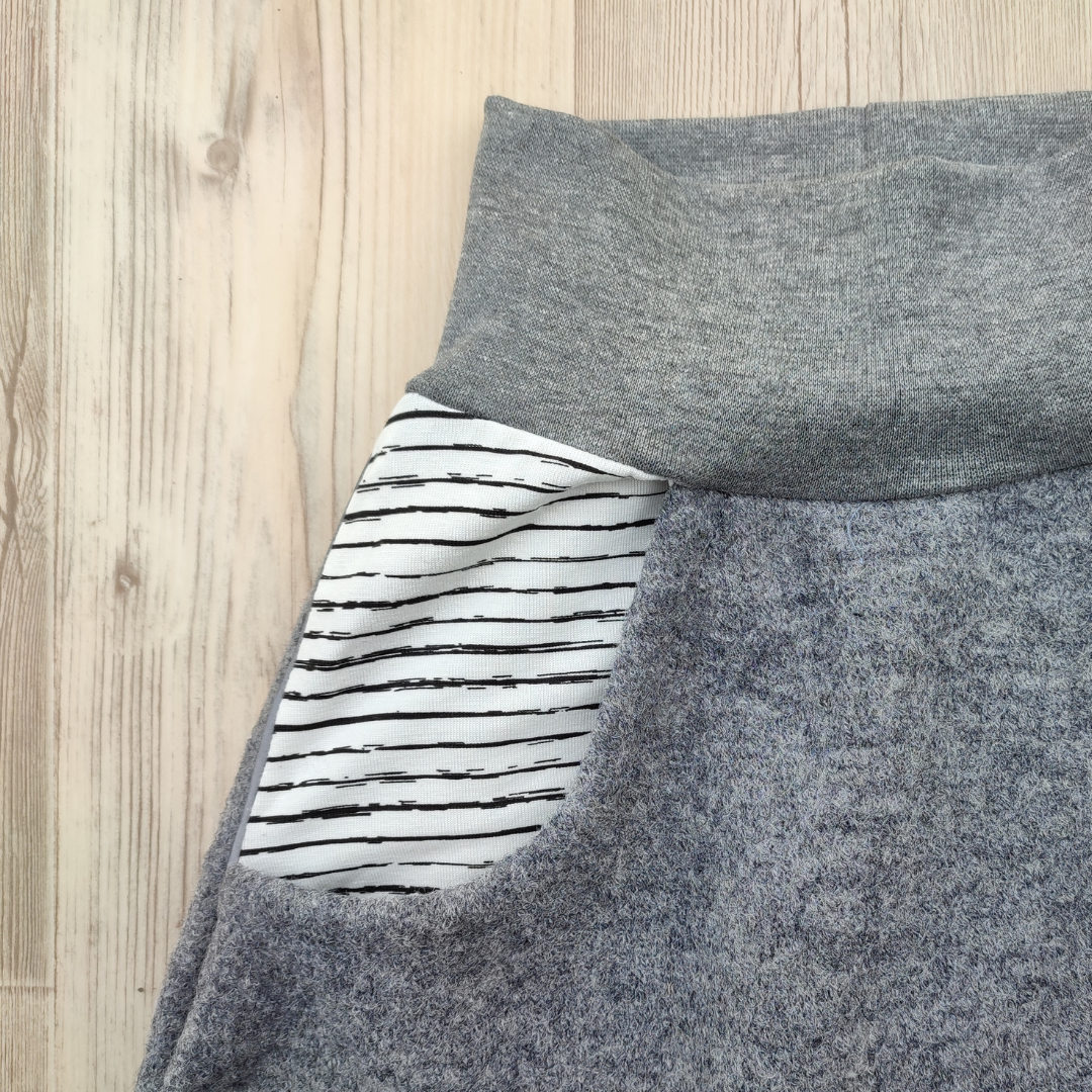 Wollwalkhose von Kikkifax, Modell: Alex, Farbe: Steingrau, Tasche