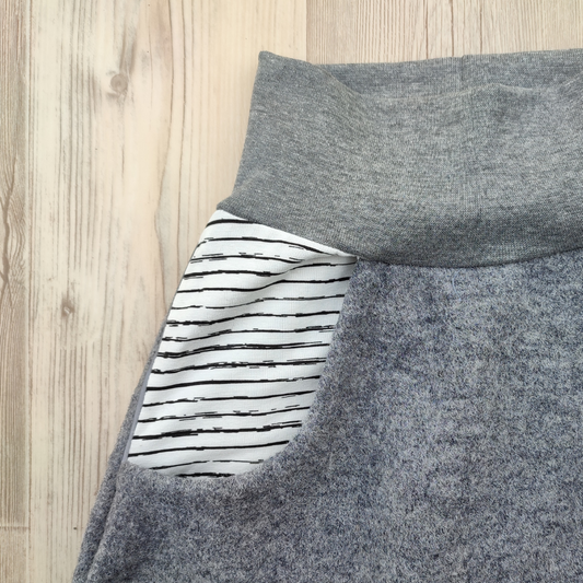 Wollwalkhose von Kikkifax, Modell: Alex, Farbe: Steingrau, Tasche