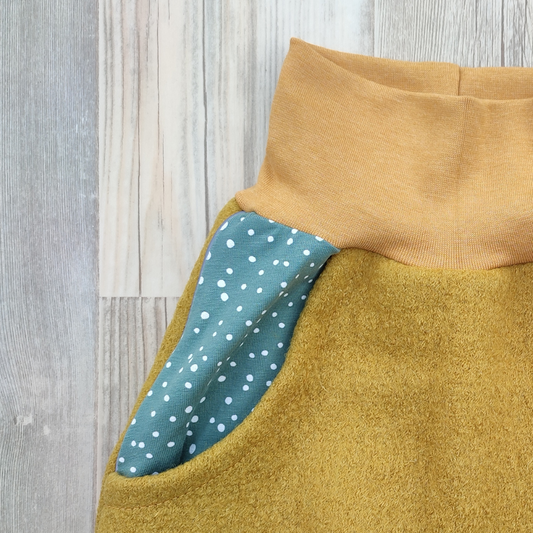 Wollwalkhose von Kikkifax, Modell: Alex, Farbe: Curry, Tasche