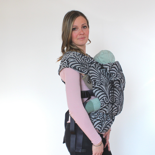 Ergonomische Babytrage mit Schnallen – passt ab Sitzalter bis Ende der Tragezeit