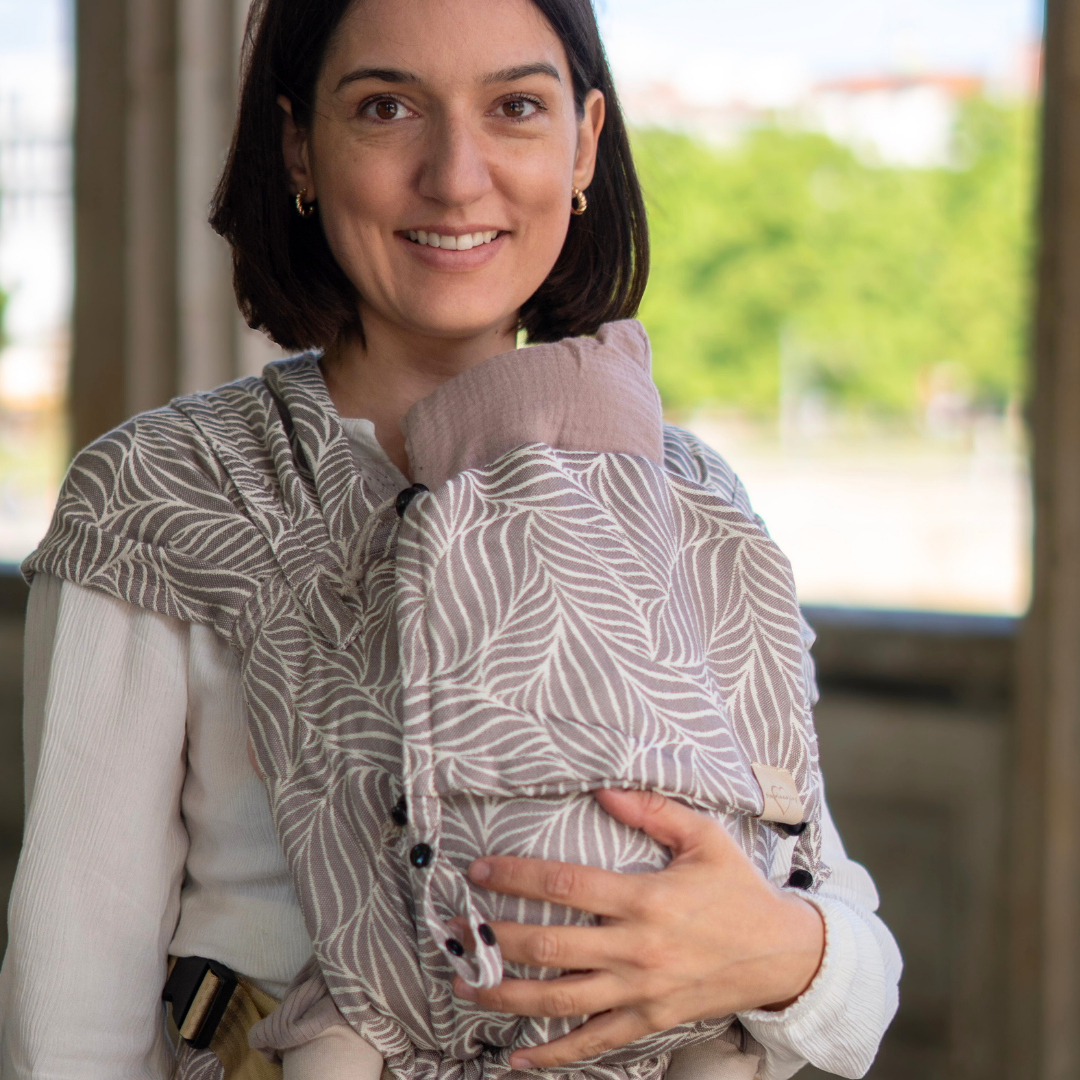 Babytrage ab Geburt mit Schnallen | Tencel-Mix beige mit Sonnenschutz | Ergonomisch, mitwachsend & besonders bequem | für Neugeborene geeignet