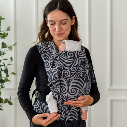 Ergonomische Babytrage ab Geburt – unterstützt Anhock-Spreiz-Haltung vom Neugeborenen alter und das komplette erste Lebensjahr - grau-schwarz