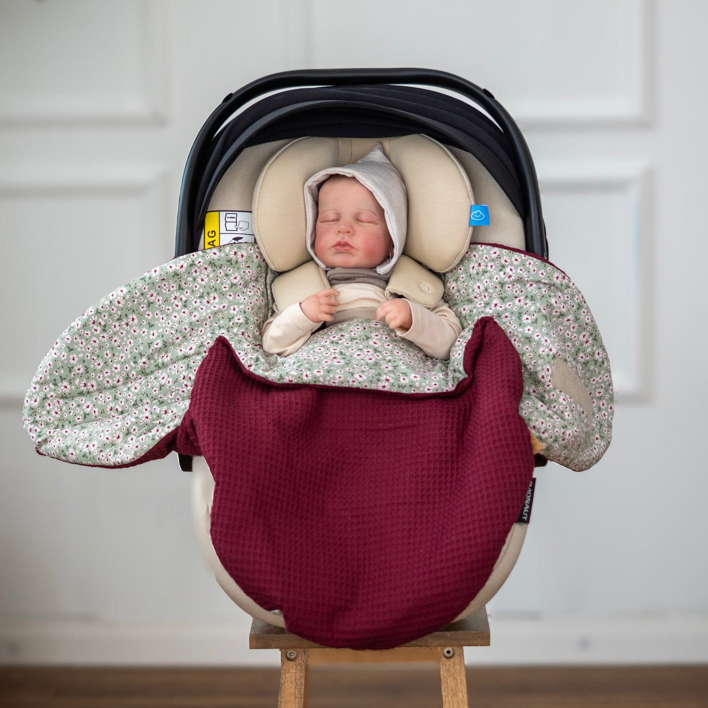 Leichte Einschlagdecke für Babyschale – ideal für Frühling & Sommer - Brombeere Streublumen