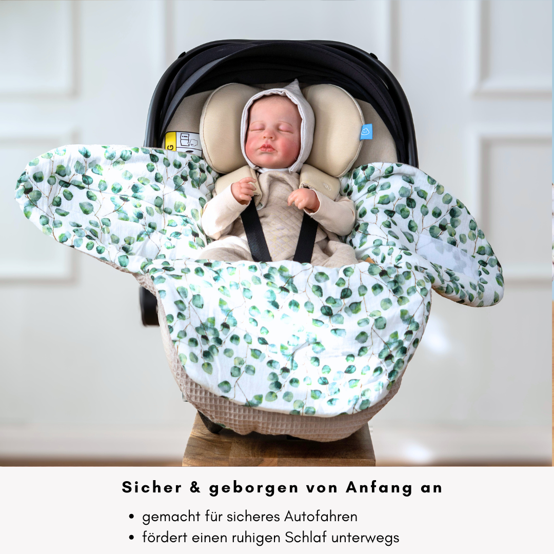 Einschlagdecke mit 5-Punkt-Gurt – geöffnet, Baby sicher angeschnallt