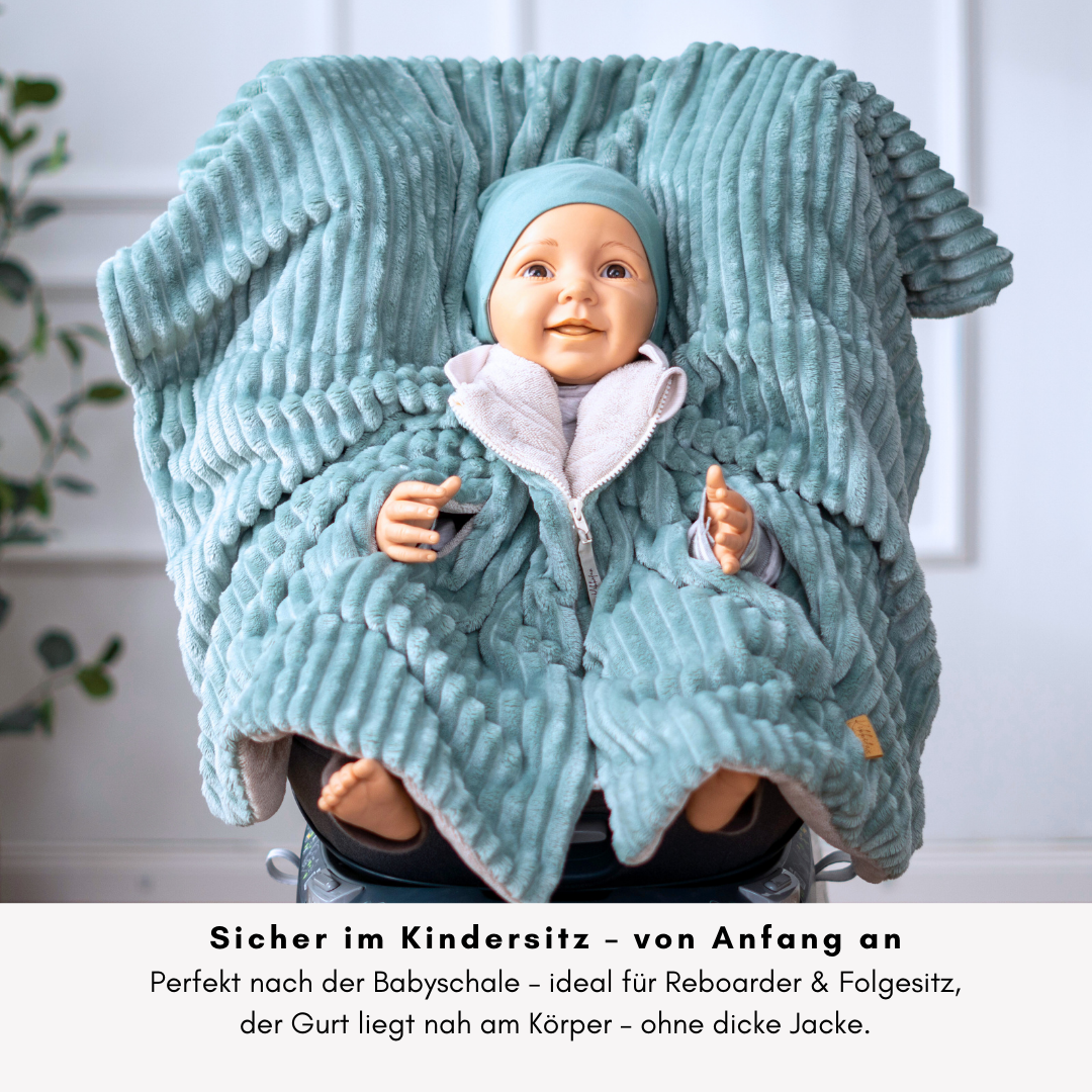 Zugeklappter Poncho – Sicherheit im Kindersitz perfekt für Reboarder bis Folgesitze