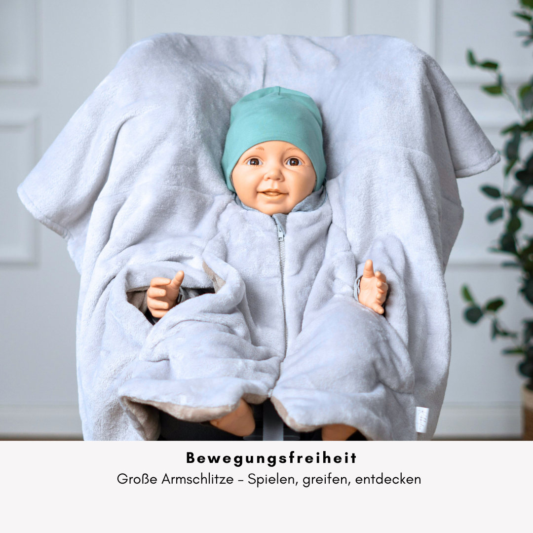 Kindersitzponcho mit großen Armschlitz – viel Bewegungsfreiheit im Auto