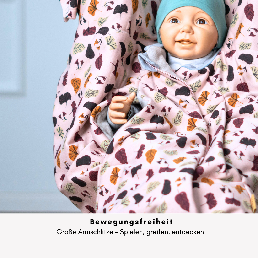 Kindersitzponcho mit großen Armschlitz – viel Bewegungsfreiheit im Auto