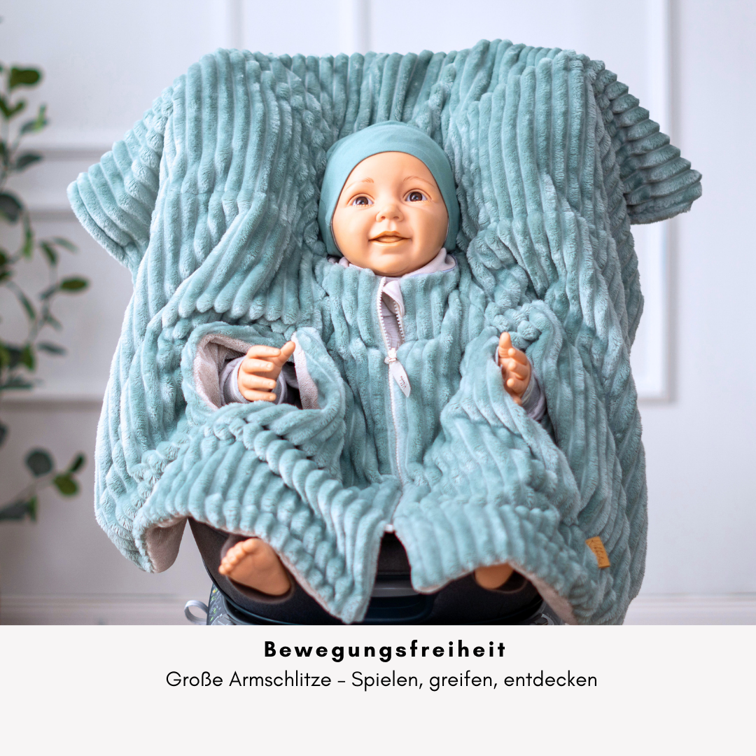 Kindersitzponcho mit großen Armschlitz – viel Bewegungsfreiheit im Auto