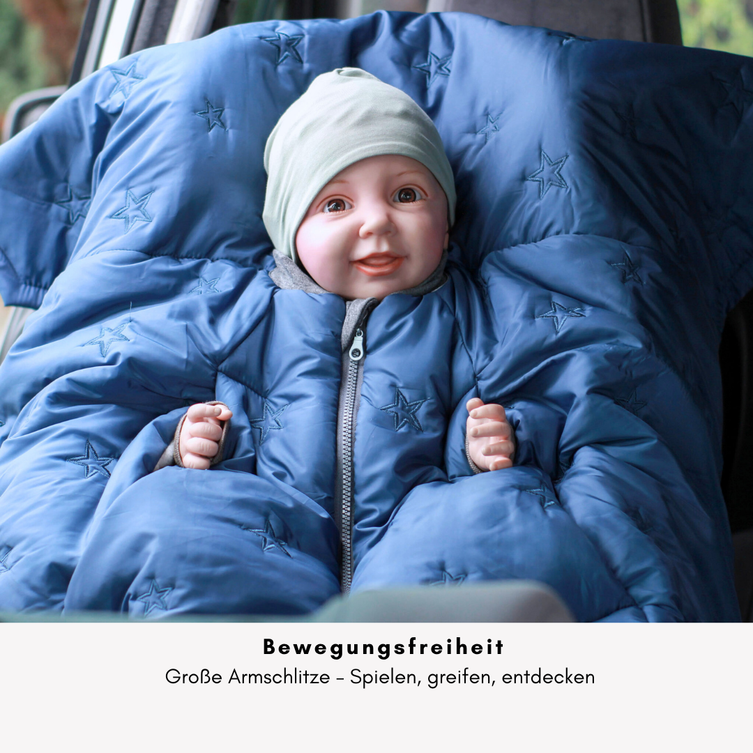 Kindersitzponcho mit großen Armschlitz – viel Bewegungsfreiheit im Auto