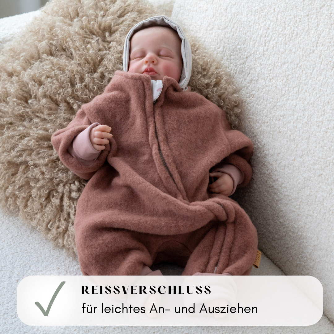 Durchgehender Reißverschluss am Wollfleece-Overall – einfaches An- und Ausziehen ohne Stress