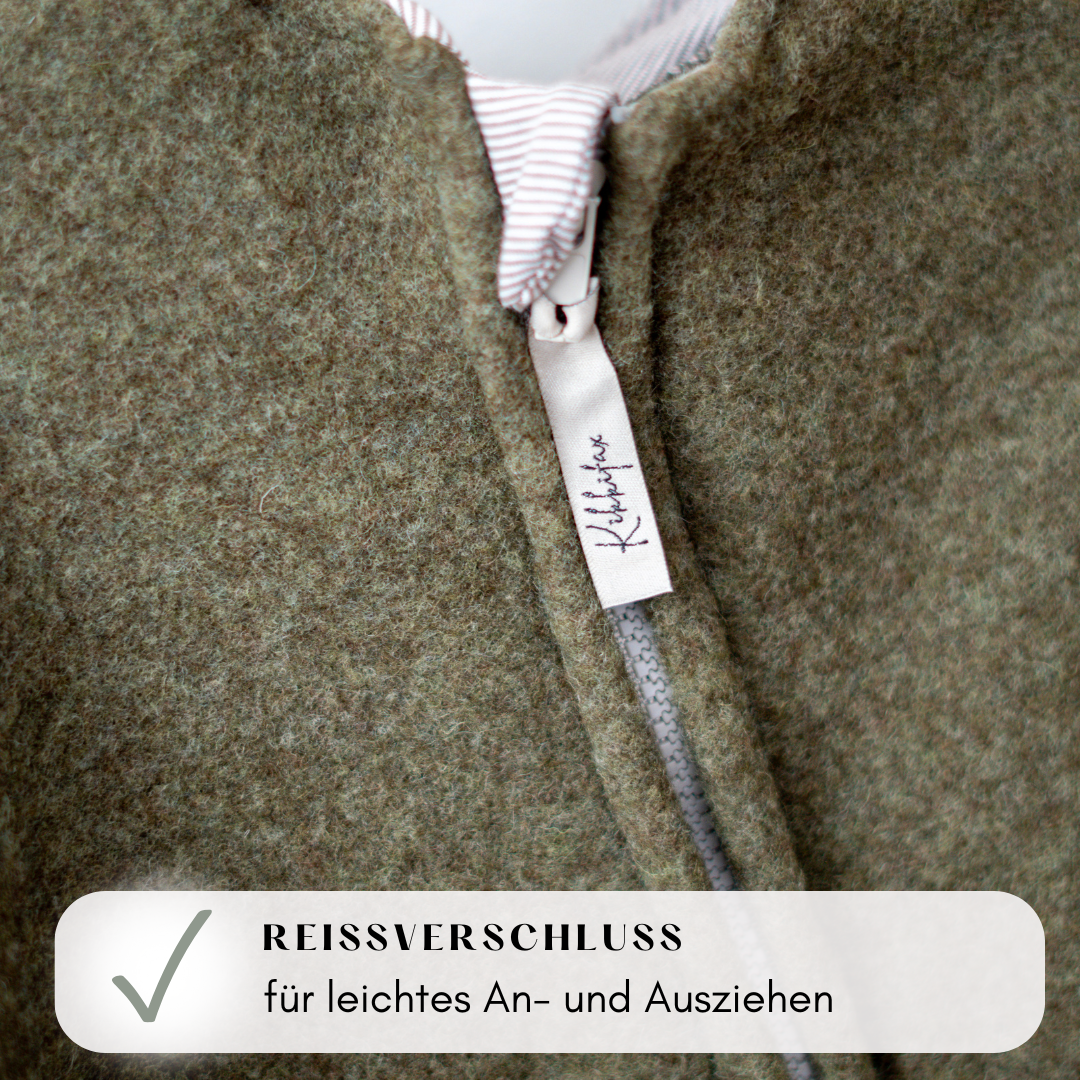 Durchgehender Reißverschluss am Wollfleece-Overall – einfaches An- und Ausziehen ohne Stress