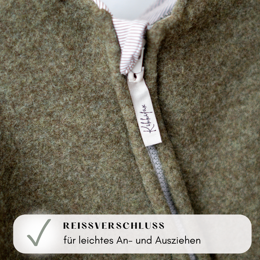 Durchgehender Reißverschluss am Wollfleece-Overall – einfaches An- und Ausziehen ohne Stress