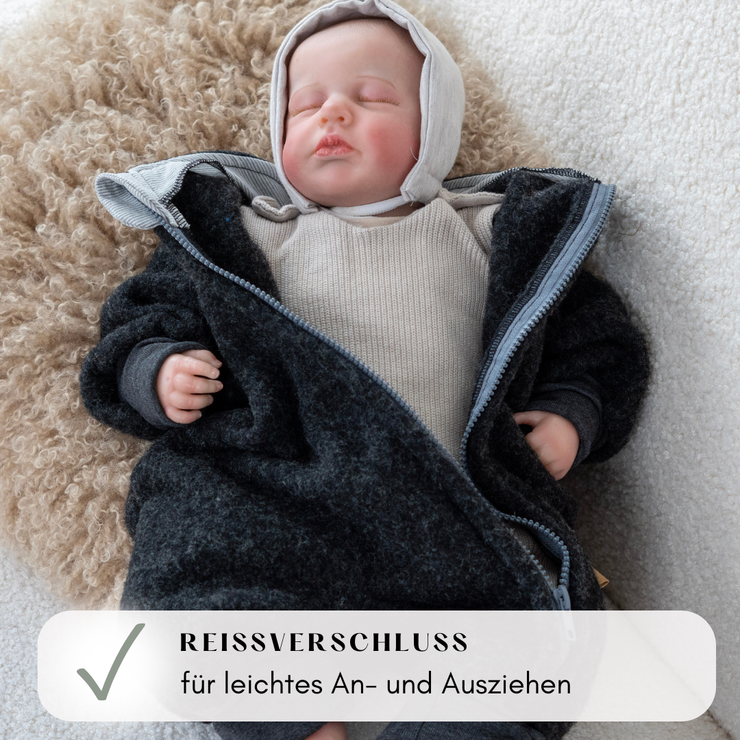 Durchgehender Reißverschluss am Wollfleece-Overall – einfaches An- und Ausziehen ohne Stress