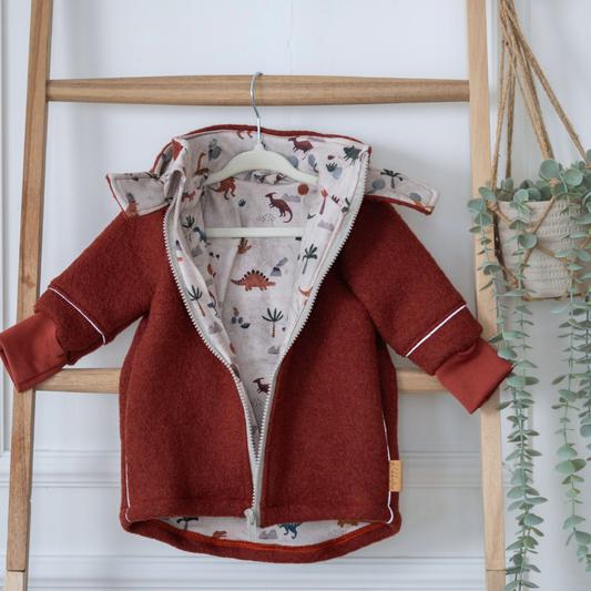 Jacke aus natürlichem Wollwalk – atmungsaktiv, abknöpfbare Kapuze & reflektierende Details - Terra farbend