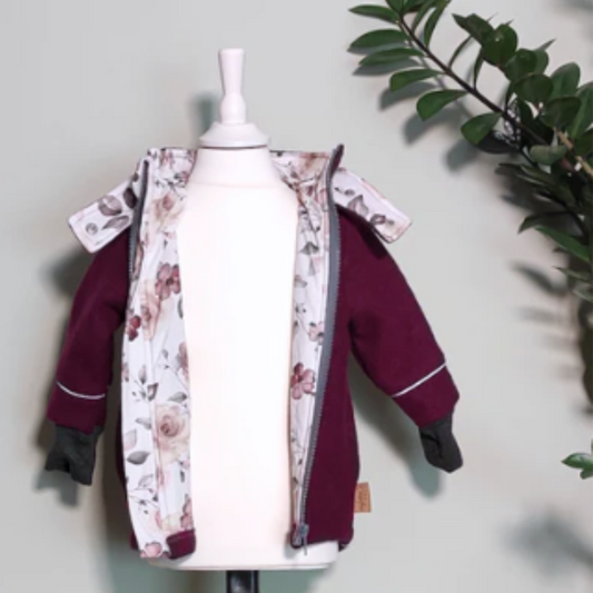 Kinderjacke aus Wollwalk mit abknöpfbarer Kapuze – warm, atmungsaktiv & mitwachsend - Brombeer- Rot