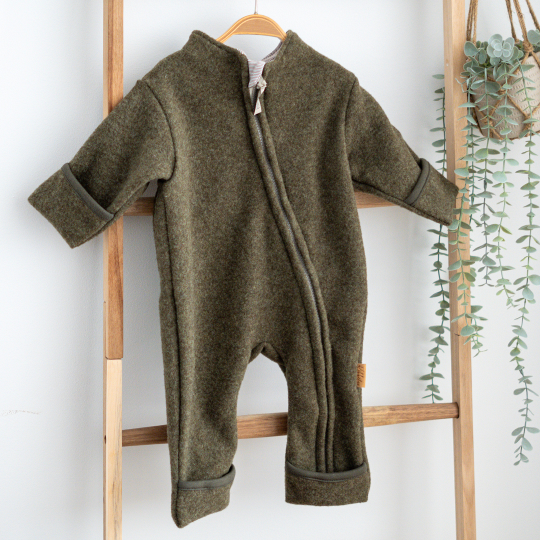 Wollfleece Overall für Babys – ideal für jede Jahreszeit, mit wählbarer Fütterung - Oliv grün