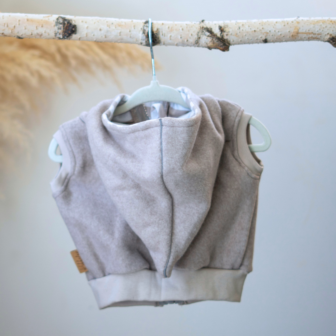 Mitwachsende Weste aus Baumwollfleece – in sanftem Beige, perfekt für Alltag & Kita