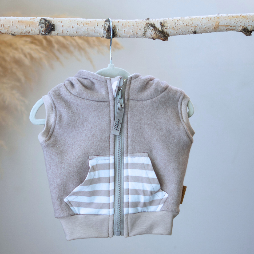 Kinderweste aus Baumwollfleece in Beige – weich, mitwachsend & angenehm zu tragen