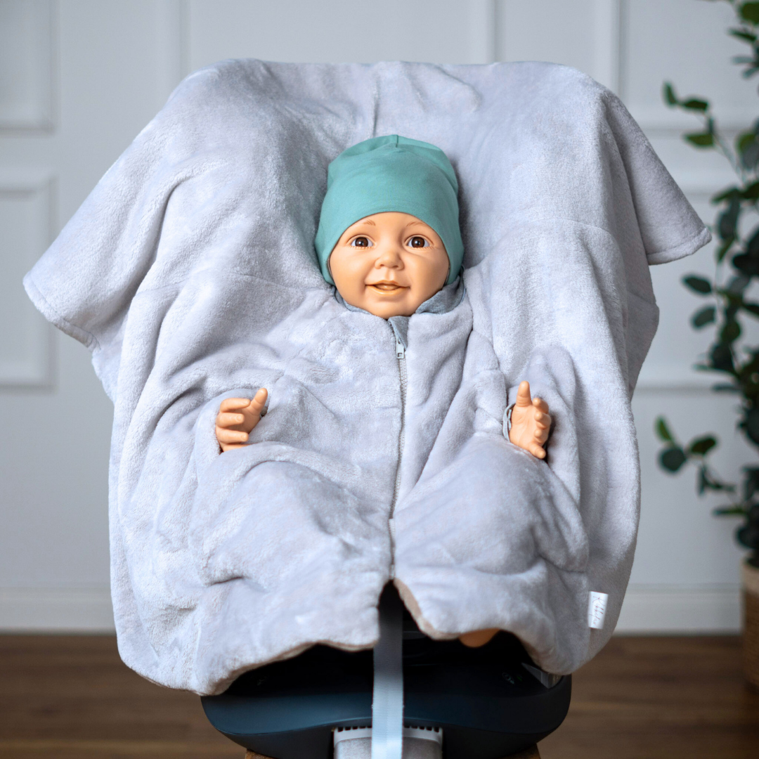 Kind im Kindersitz-Poncho aus Fleece – sicher & warm unterwegs - grau