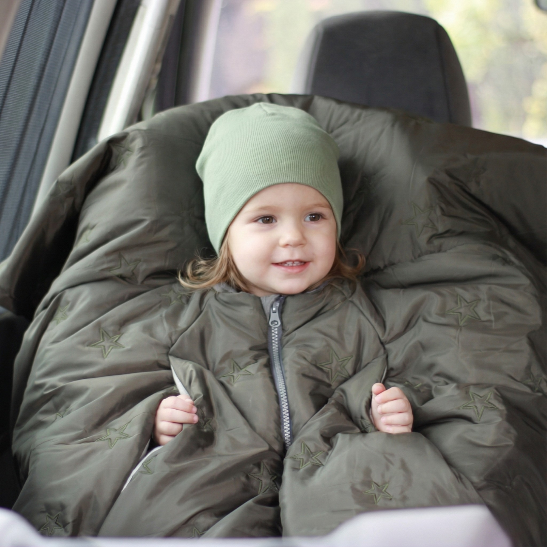 Kindersitzponcho aus Jackenstoff in Oliv-grün - warm und mitwachsend ab 6 Monaten bis 12 Jahren