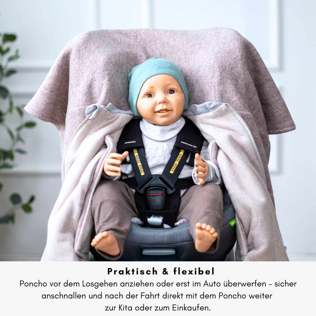 Kind im geöffneten Wollwalk-Poncho – unterwegs schnell angezogen