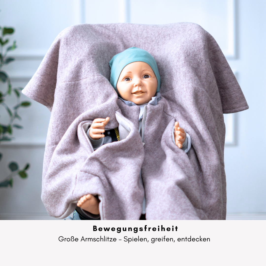 Kindersitzponcho mit großen Armschlitz – viel Bewegungsfreiheit im Auto