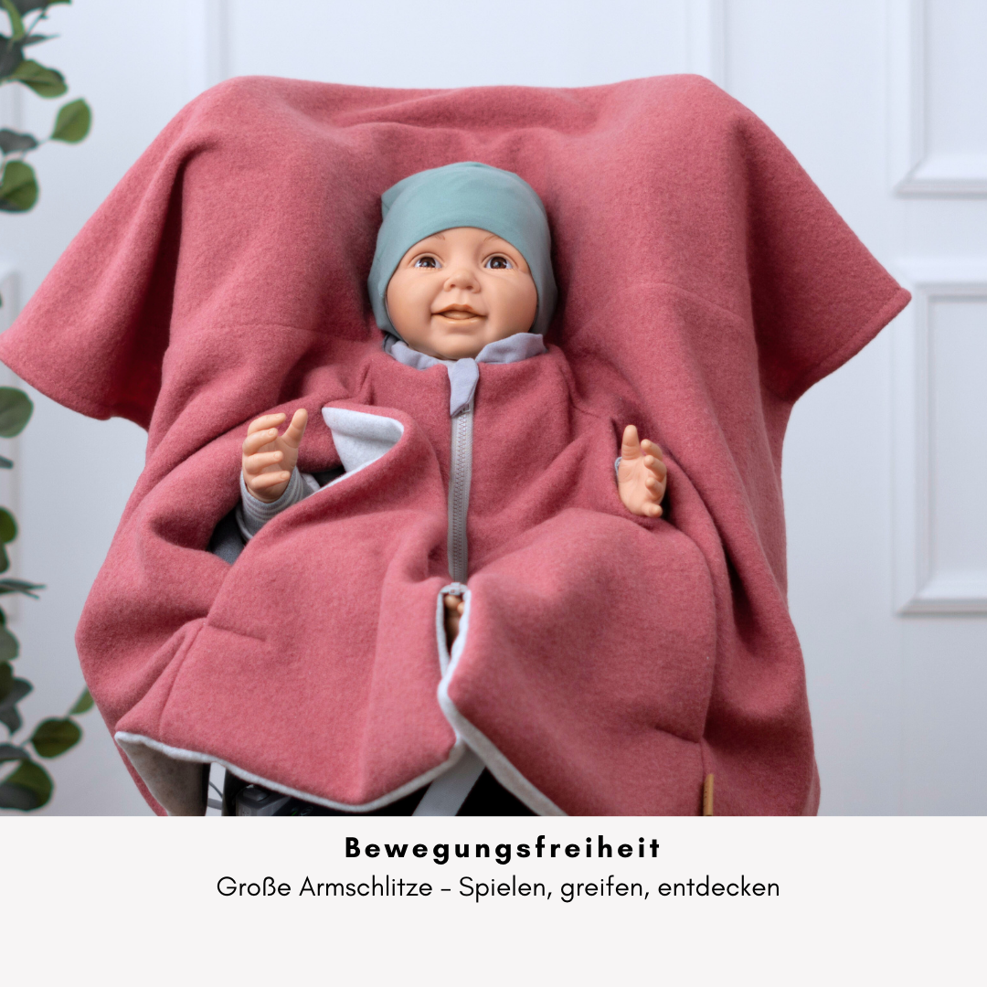Kindersitzponcho mit großen Armschlitz – viel Bewegungsfreiheit im Auto