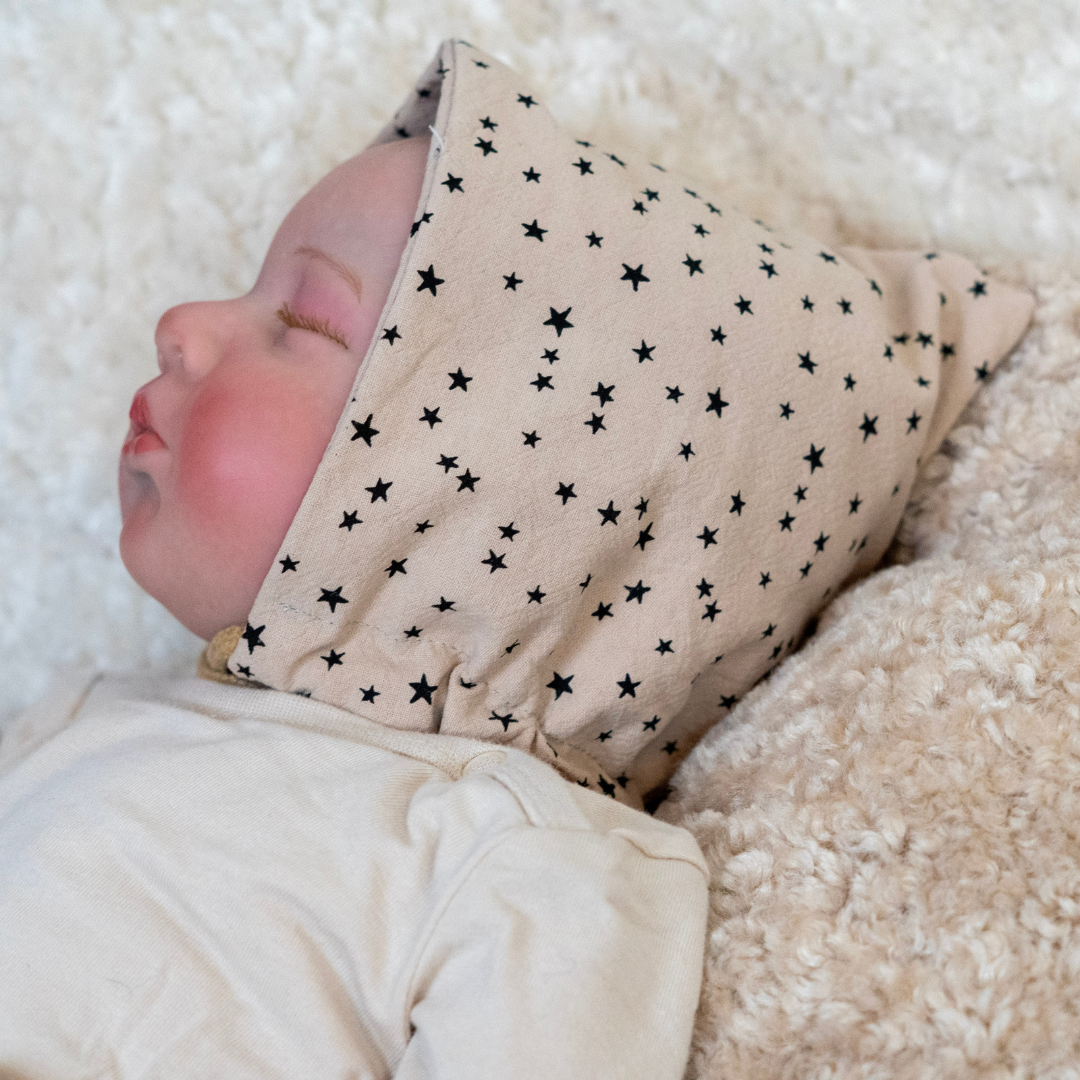 Pixiemütze -beige mit Sternchen- aus Musselin – luftig, süß & perfekt für sonnige Tage