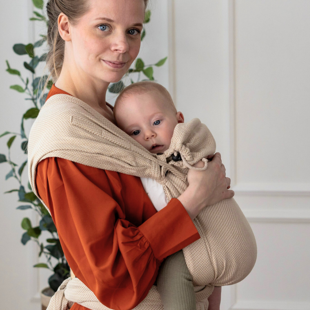 Halfbuckle Babytrage – ab Geburt – beige aus Baumwolle & atmungsaktiv