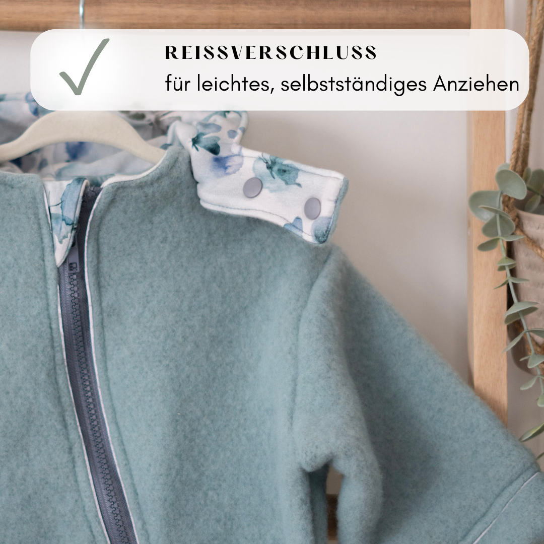 Durchgehender Reißverschluss am Wollfleece-Overall – einfaches An- und Ausziehen ohne Stress