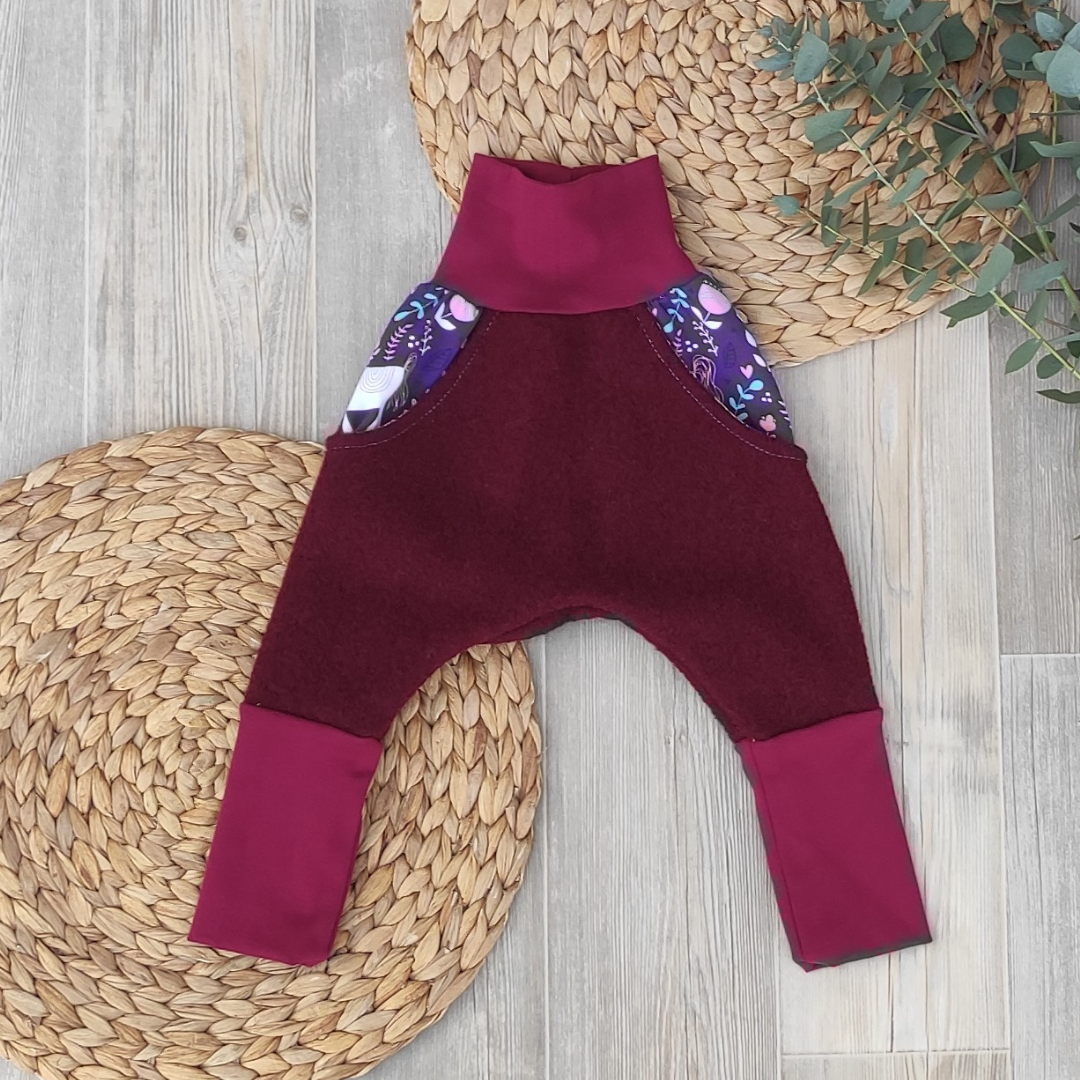 Wollwalk Hose "Alex" dunkle Kirsche mit Einhorn Größe 62/68