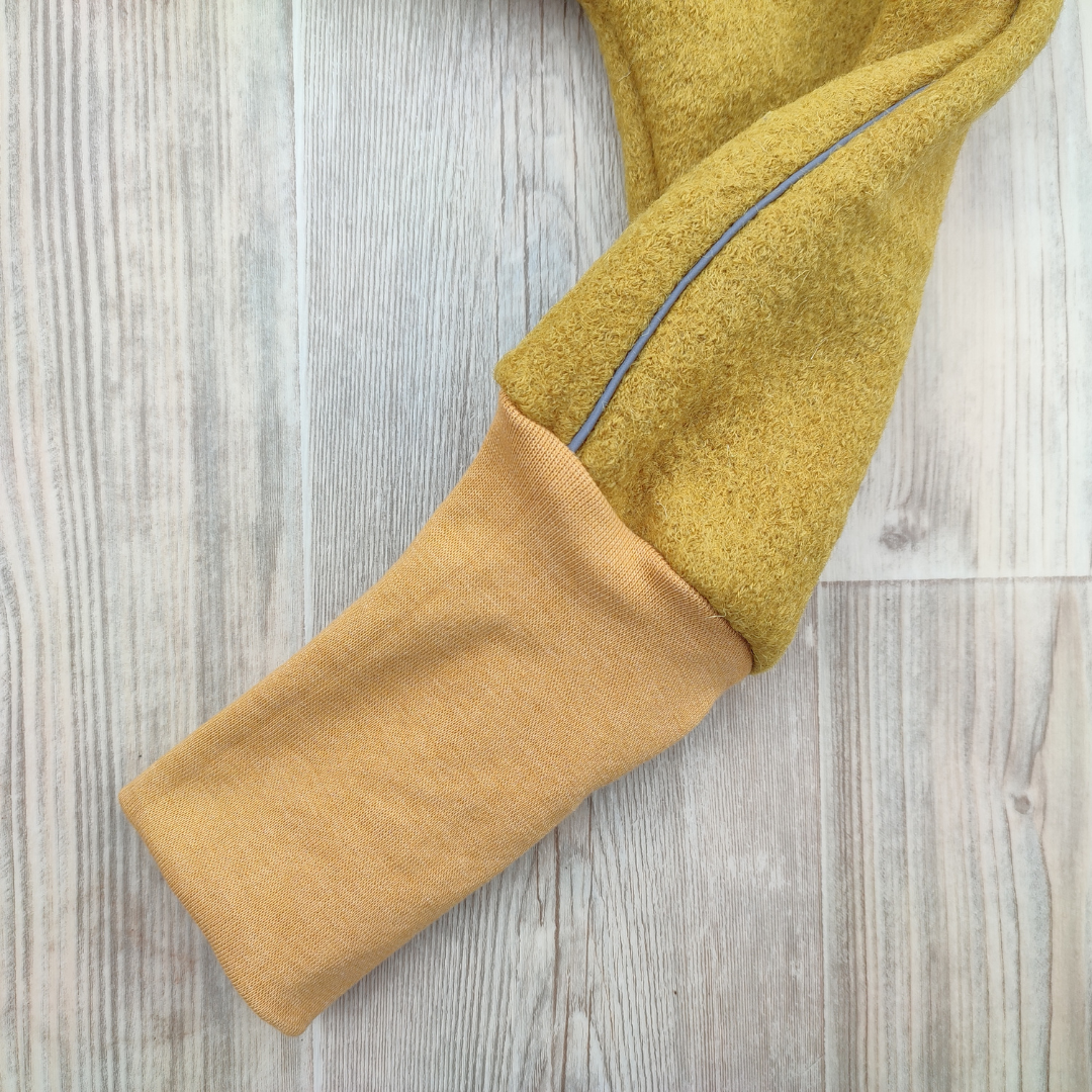 Wollwalkhose von Kikkifax, Modell: Alex, Farbe: Curry, Reflektornaht