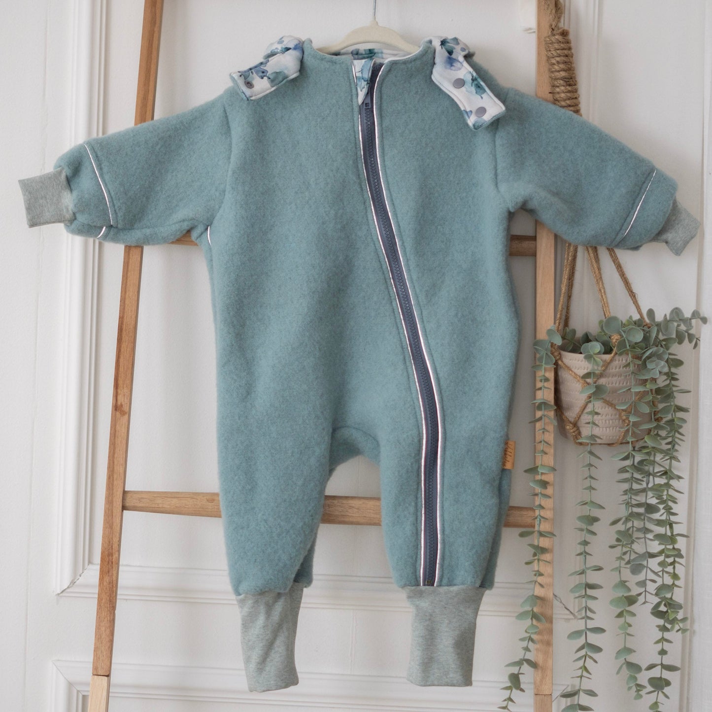 Baby Overall aus natürlichem Wollfleece – warm, atmungsaktiv & individuell anpassbar - anthrazit