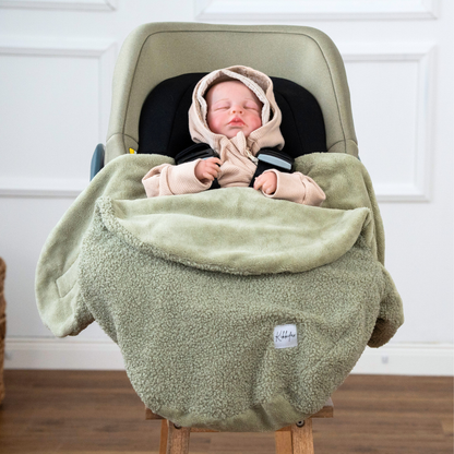 Einschlagdecke für Babyschale aus Teddy – warme Decke für Neugeborene