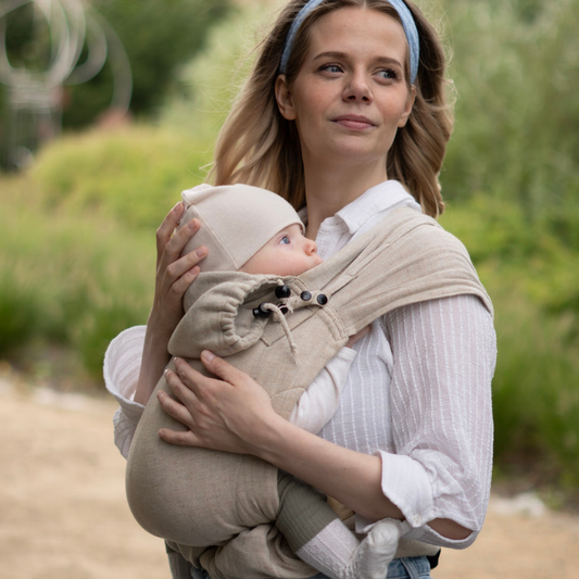 Halfbuckle Babytrage – ab Geburt – beige aus Leinstoff & ideal für den Sommer