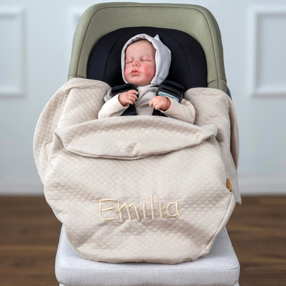 Personalisierte Einschlagdecke – passend für deinen Stil & jede Babyschale - Namensstick 