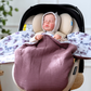 Einschlagdecke Baby – sicher angeschnallt in Babyschale mit Gurt in Mauve