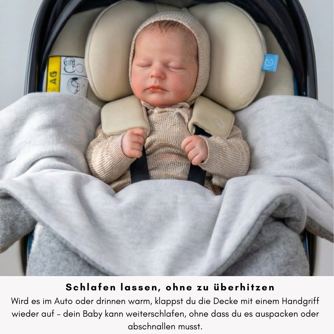 Schlafendes Baby in Babyschale mit Einschlagdecke – Decke aufklappbar bei warmem Auto