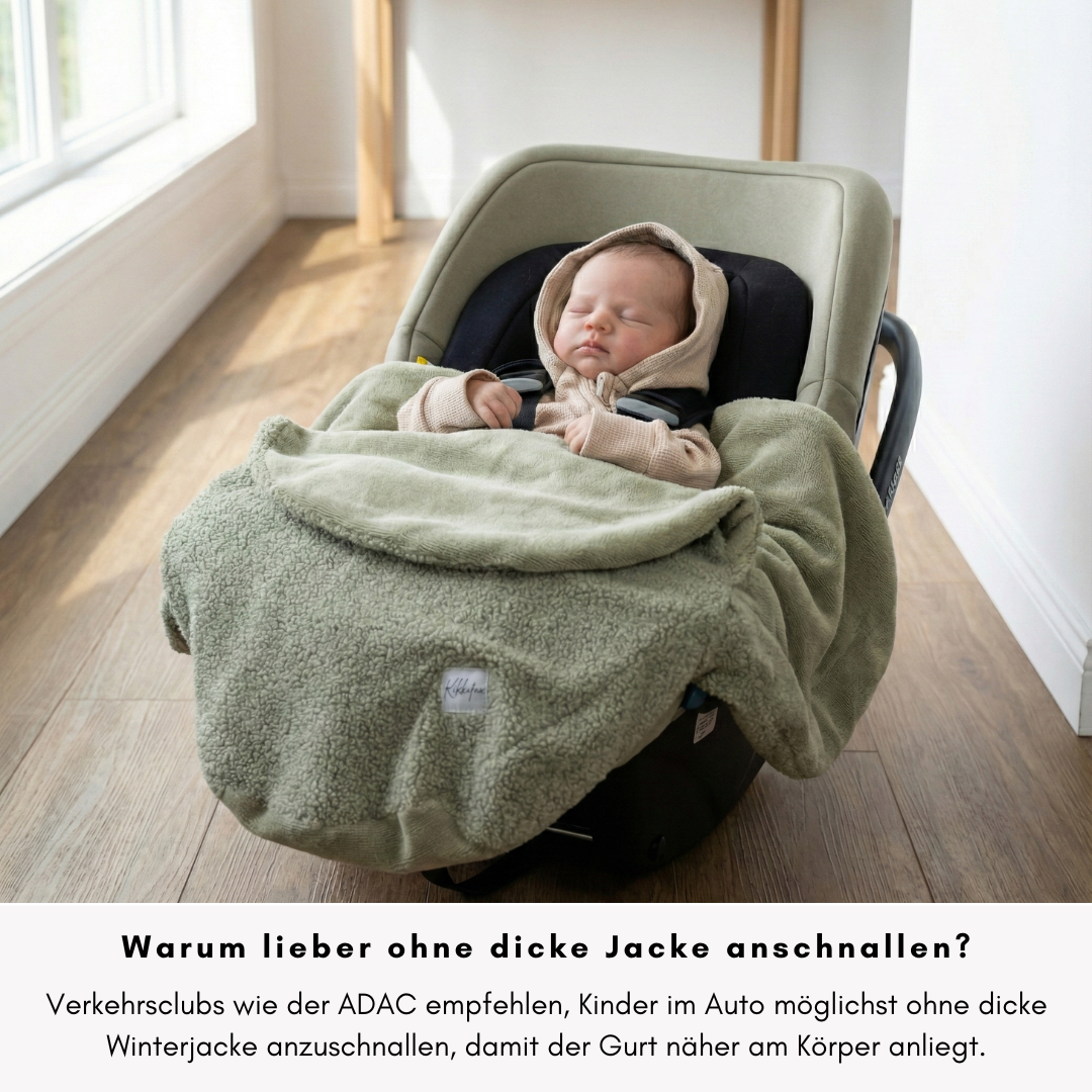 Vergleich dicke Jacke und Einschlagdecke in Babyschale – Gurt kann näher am Körper anliegen