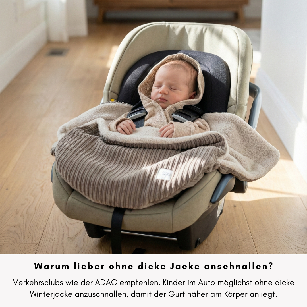 Vergleich dicke Jacke und Einschlagdecke in Babyschale – Gurt kann näher am Körper anliegen
