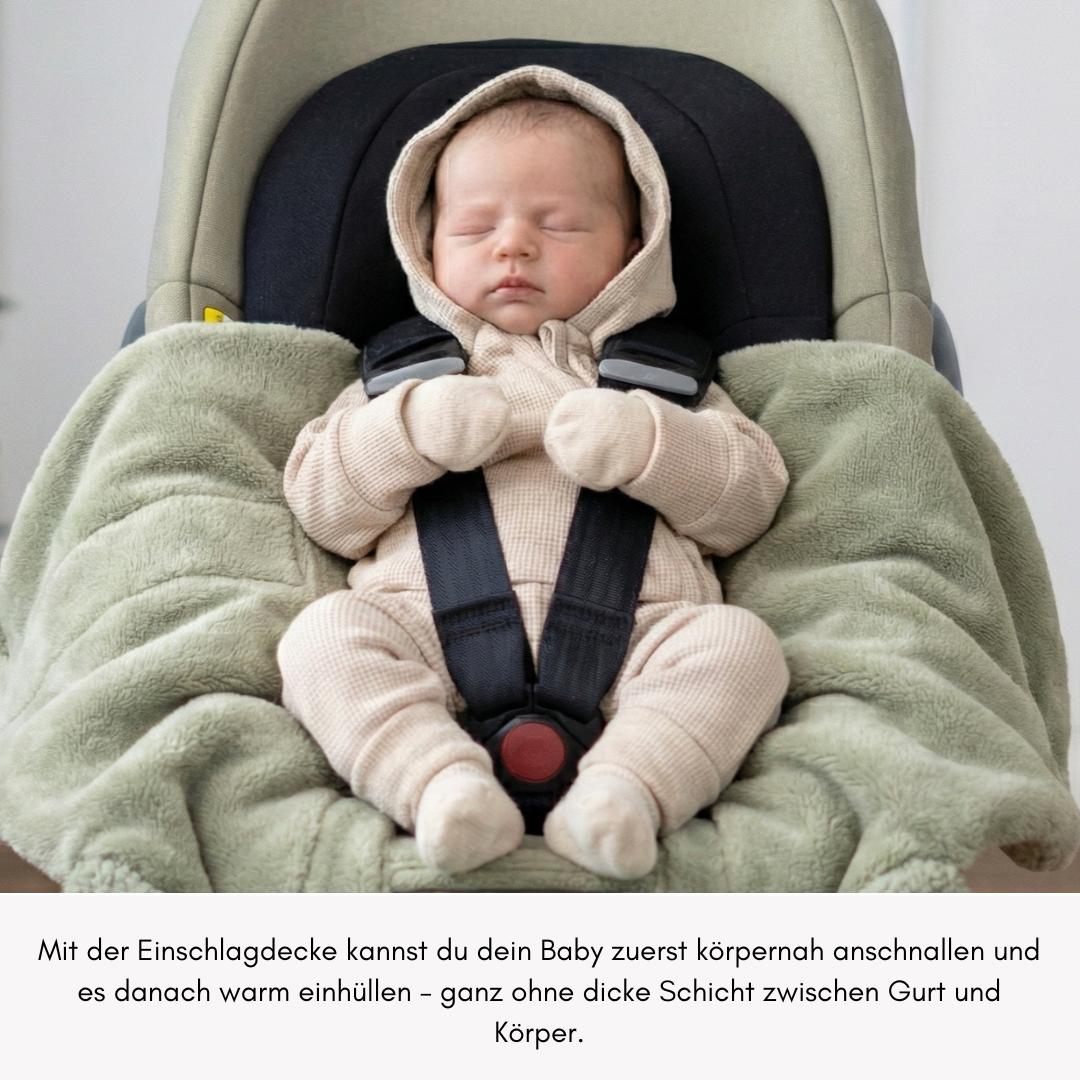 Eine Einschlagdecke ermöglicht Körpernahes anschnallen in der Babyschale - So kann eine gefährliche Gurtlose vermieden werden.