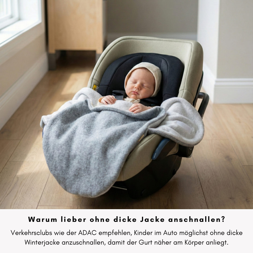 Vergleich dicke Jacke und Einschlagdecke in Babyschale – Gurt kann näher am Körper anliegen