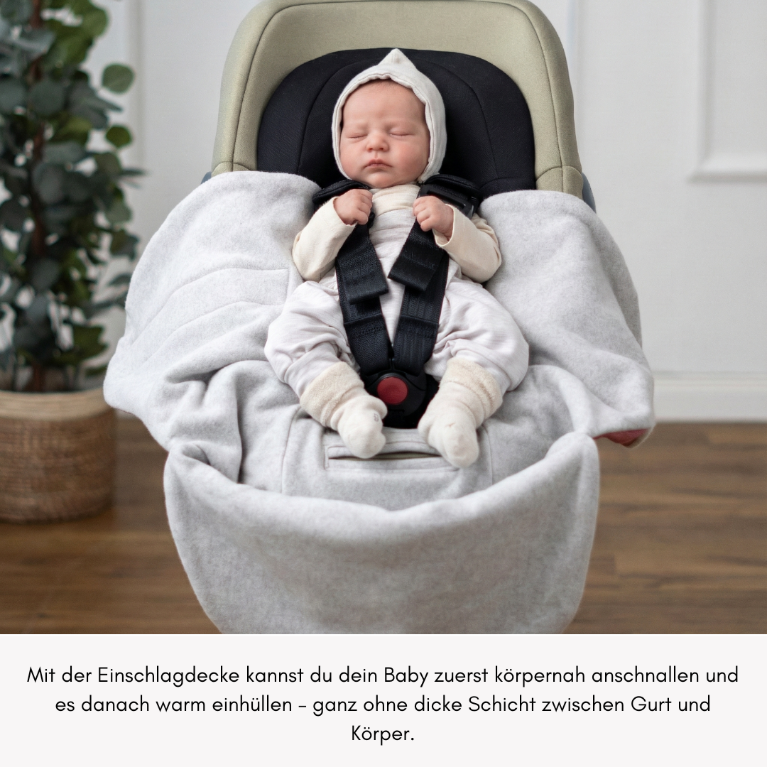 Eine Einschlagdecke ermöglicht Körpernahes anschnallen in der Babyschale - So kann eine gefährliche Gurtlose vermieden werden.