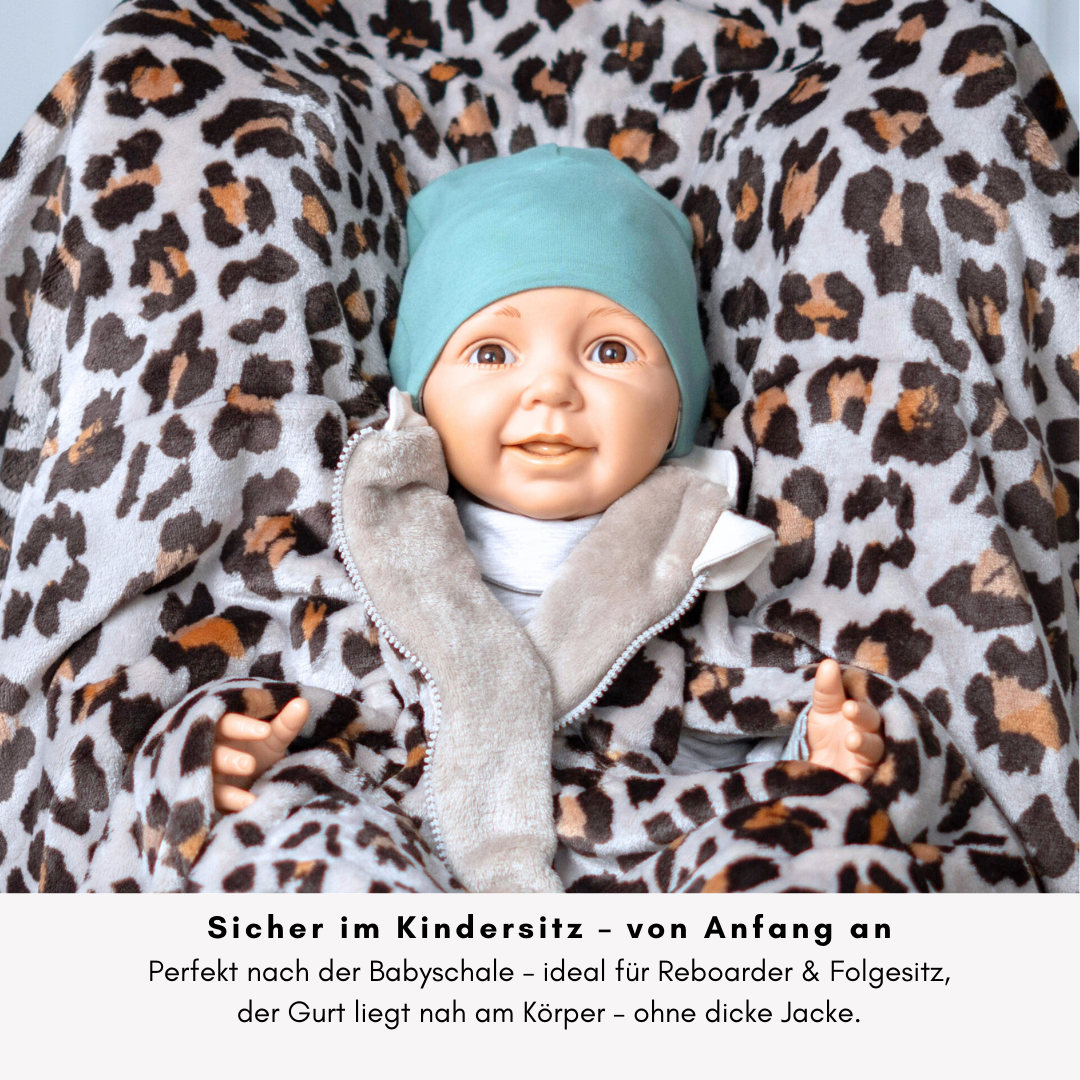 Zugeklappter Poncho – Sicherheit im Kindersitz perfekt für Reboarder bis Folgesitze