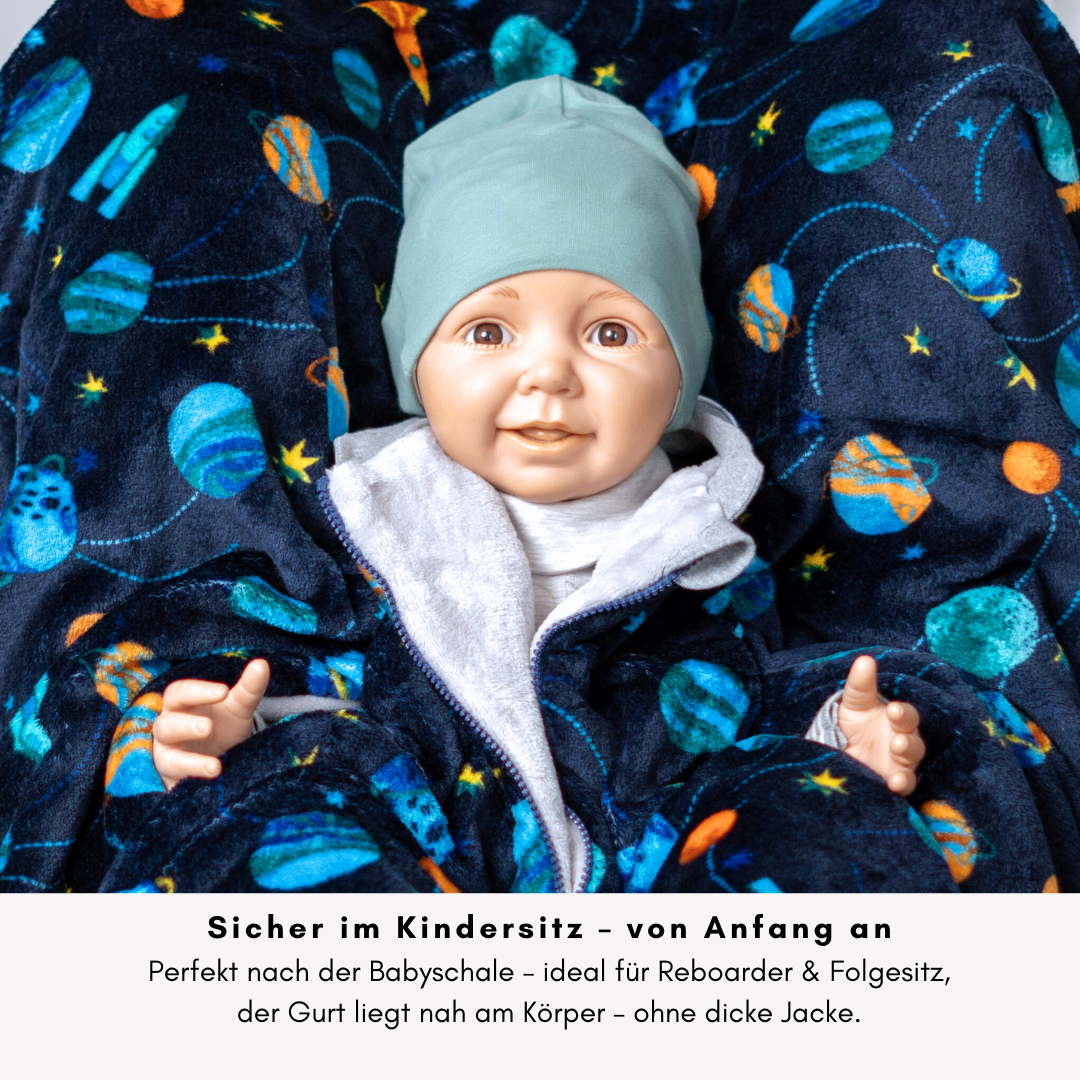 Zugeklappter Poncho – Sicherheit im Kindersitz perfekt für Reboarder bis Folgesitze