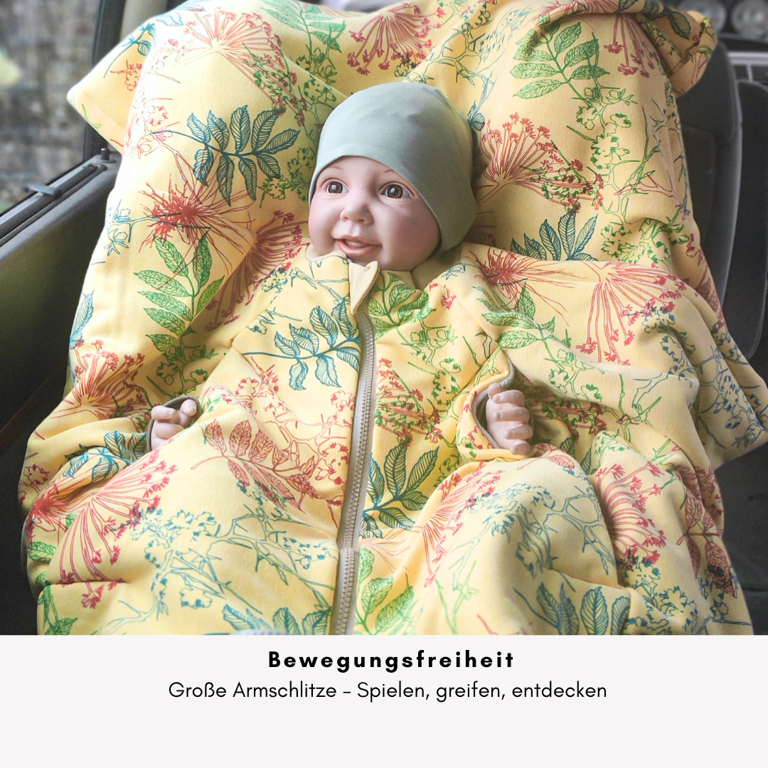 Kindersitzponcho mit großen Armschlitz – viel Bewegungsfreiheit im Auto