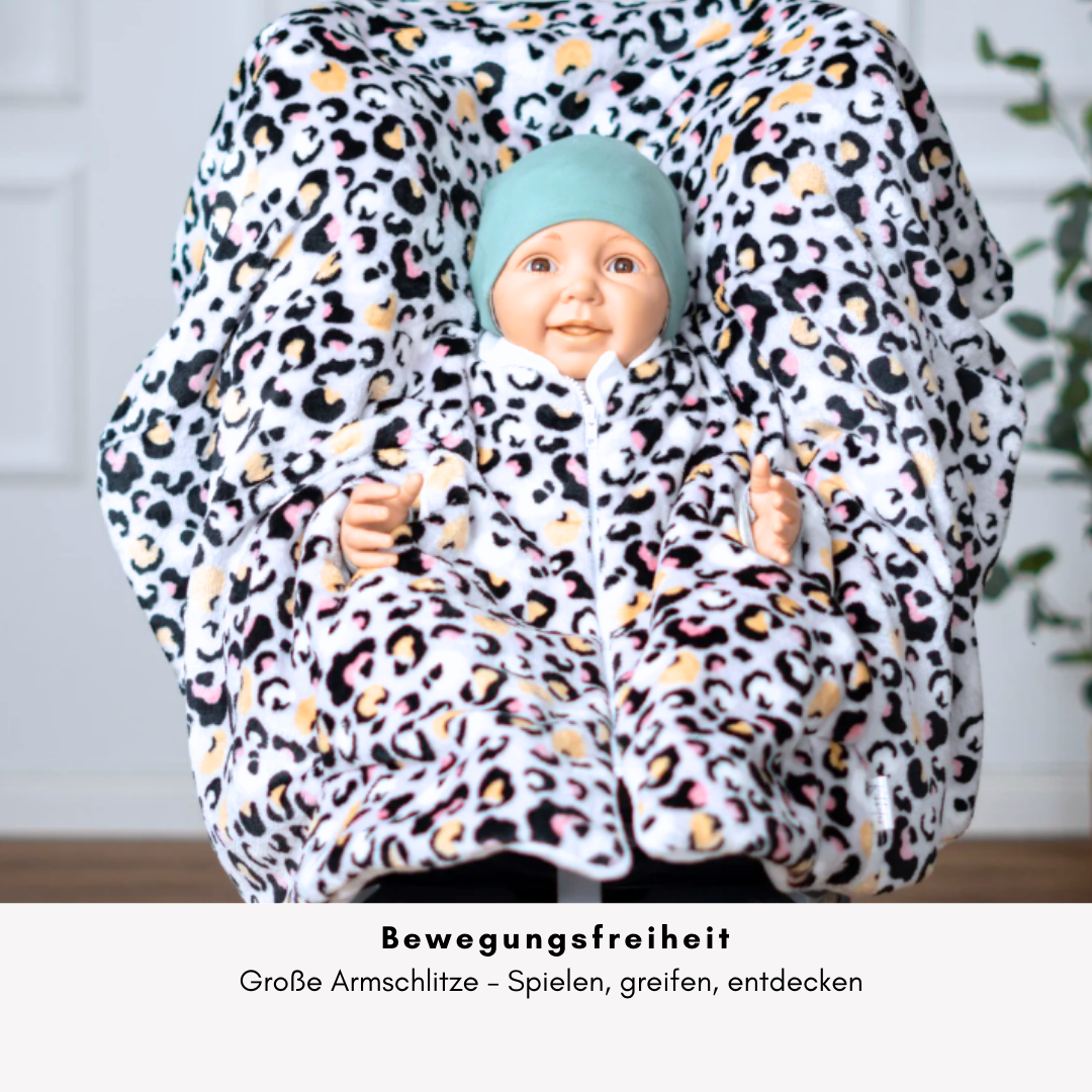 Kindersitzponcho mit großen Armschlitz – viel Bewegungsfreiheit im Auto